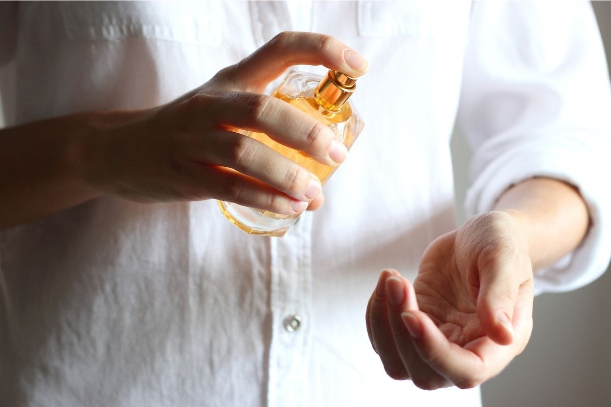 Trong Nước Hoa Có Cồn Không? Tác Dụng Của Cồn Trong Nước Hoa 4 Cach khac phuc de giam mui con trong nuoc hoa